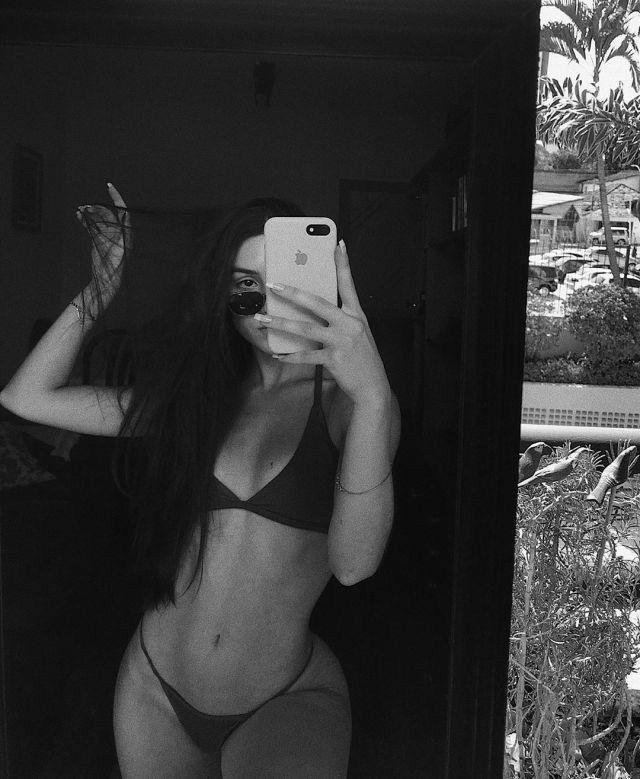 Selfie en el espejo en blanco y negro