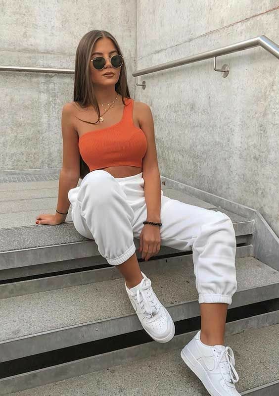 Top naranja con pantalón blanco ancho