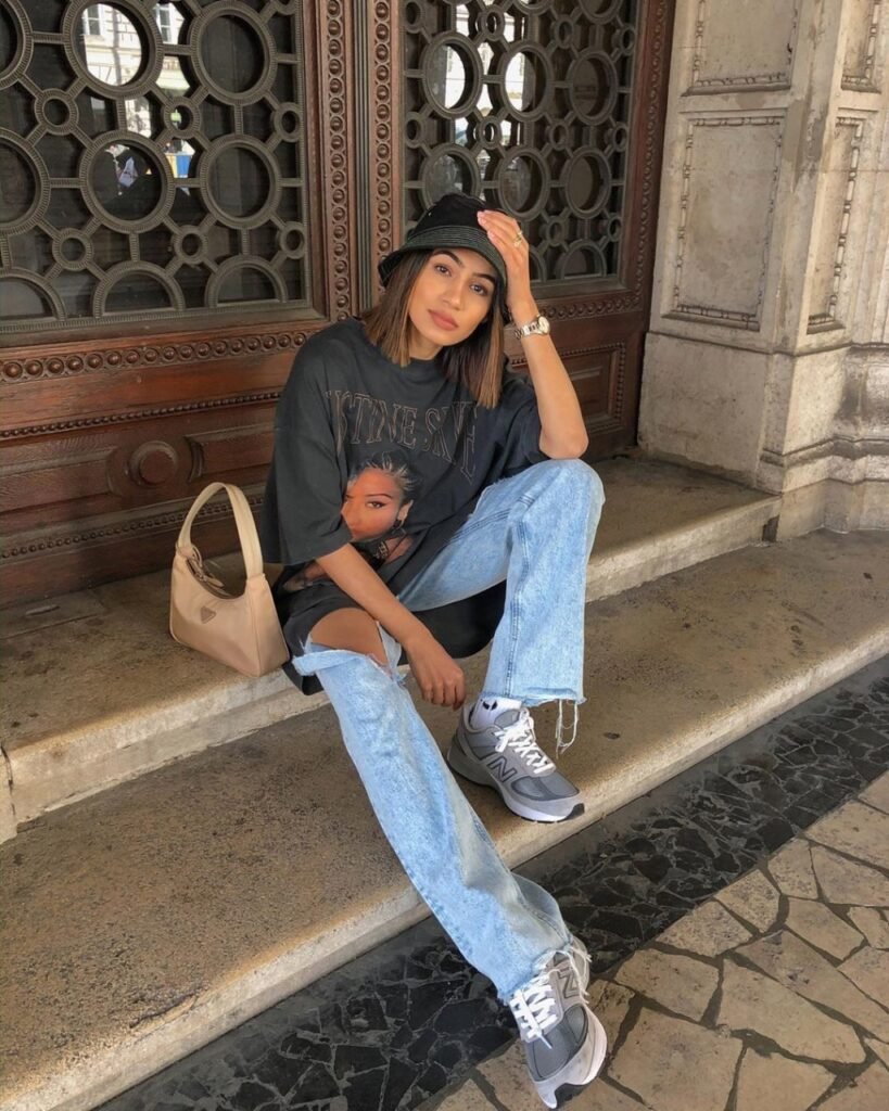 Camiseta oversize con jeans rotos y gorra