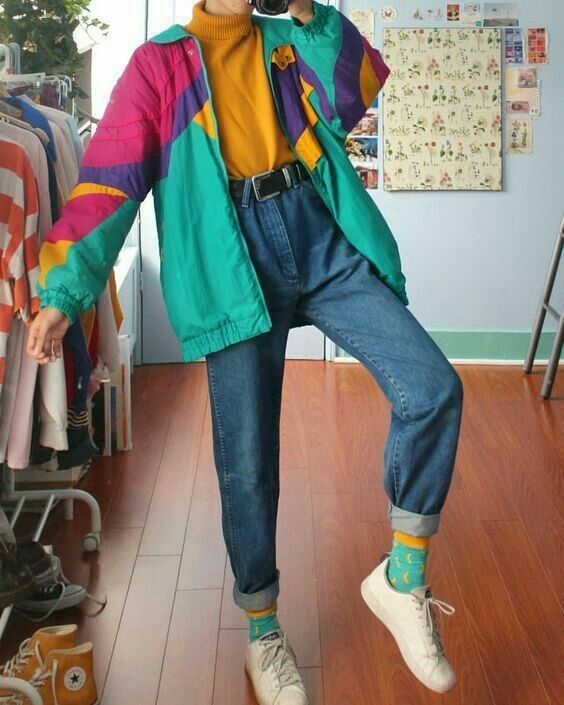 Chaqueta deportiva vintage de colores con jeans y tenis blancos