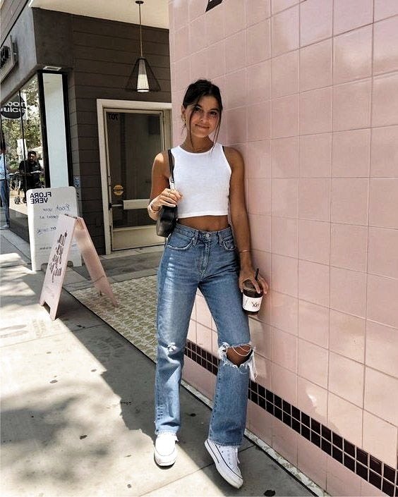 Top blanco corto con jeans rectos claros