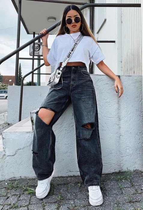 Camiseta blanca con jeans negros anchos y rotos
