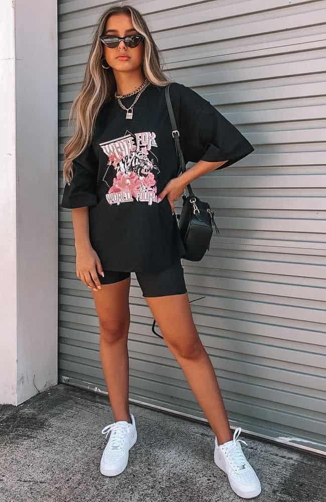 Camiseta negra oversize con biker shorts y tenis blancos