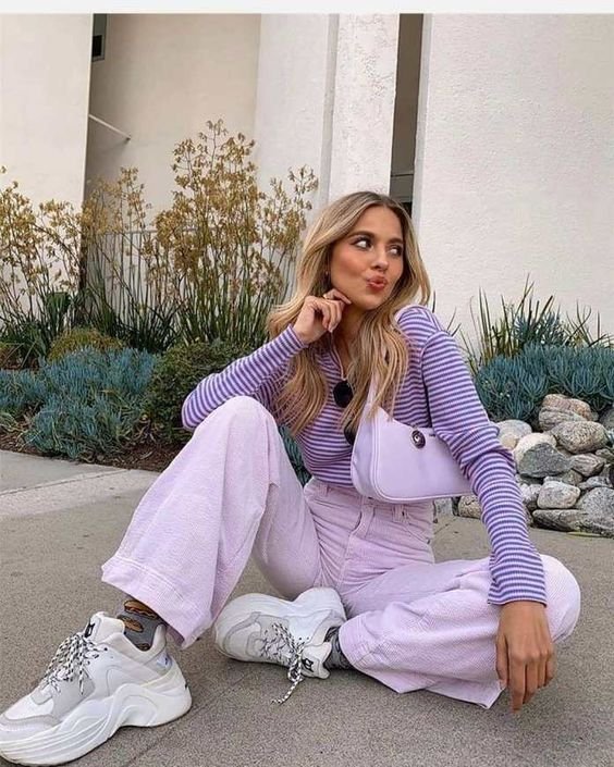 Conjunto de chándal lila con top de rayas