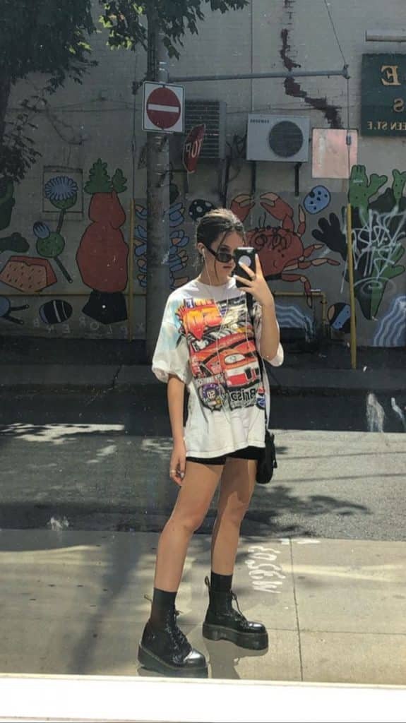 Camiseta oversize estampada con botas negras