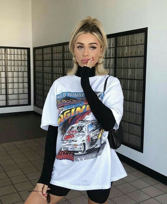 Camiseta oversize blanca sobre manga larga negra