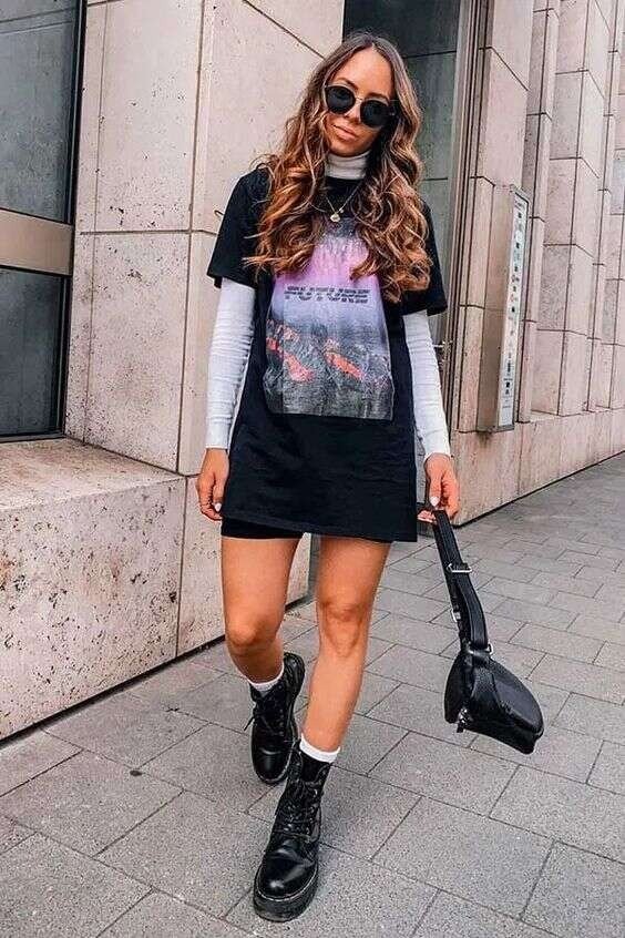 Camiseta de grupo sobre manga larga con falda negra y botas