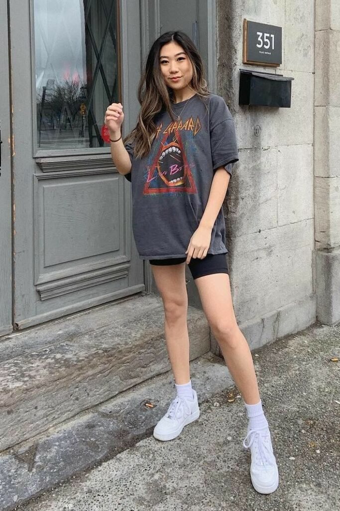 Camiseta oversize gris con tenis blancos