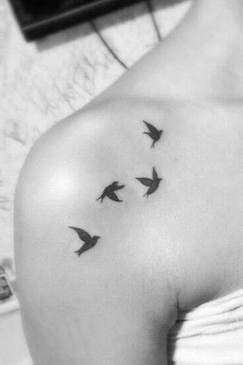 Bandada de pájaros pequeños tatuada en el hombro
