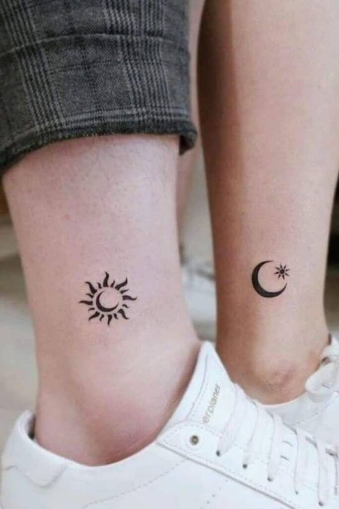 Sol y luna a juego tatuados en los tobillos de dos personas