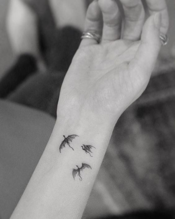 Golondrinas pequeñas tatuadas en la muñeca