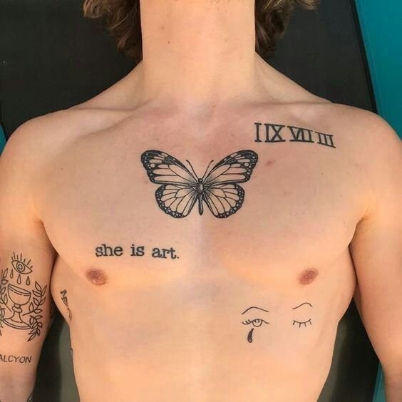 Mariposa grande y frases tatuadas en el pecho