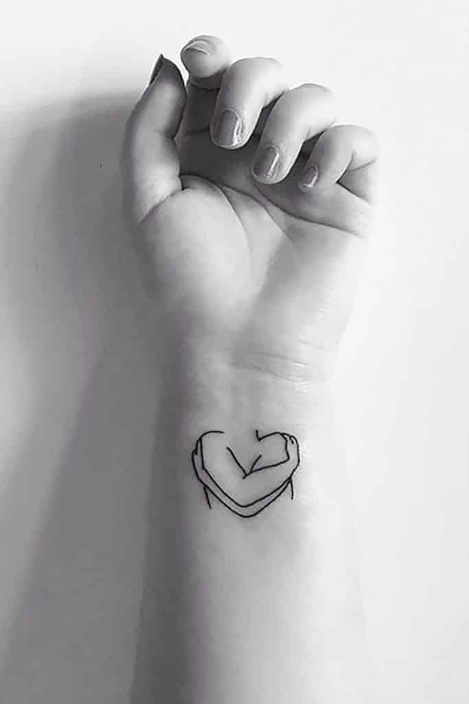 Corazón de línea continua tatuado en la mano