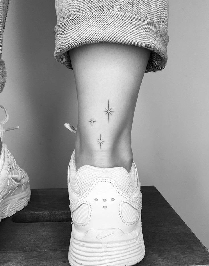 Estrellas diminutas tatuadas en el tobillo