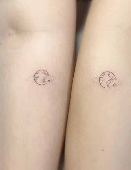 Lunas a juego tatuadas en dos antebrazos