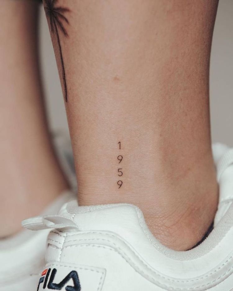 Año tatuado en números en la nuca
