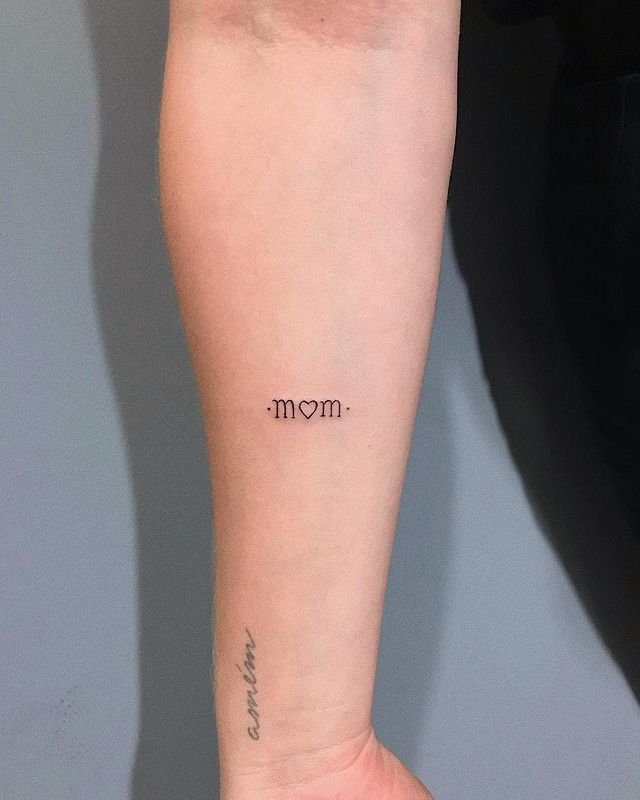 La palabra 'mom' tatuada en el antebrazo