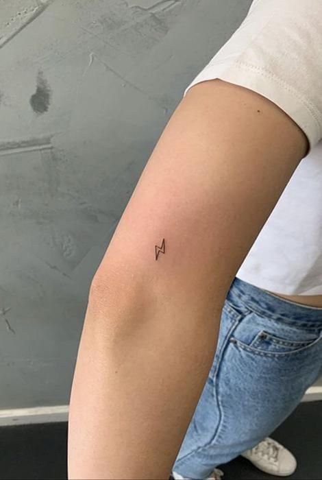 Letra minúscula tatuada en el brazo