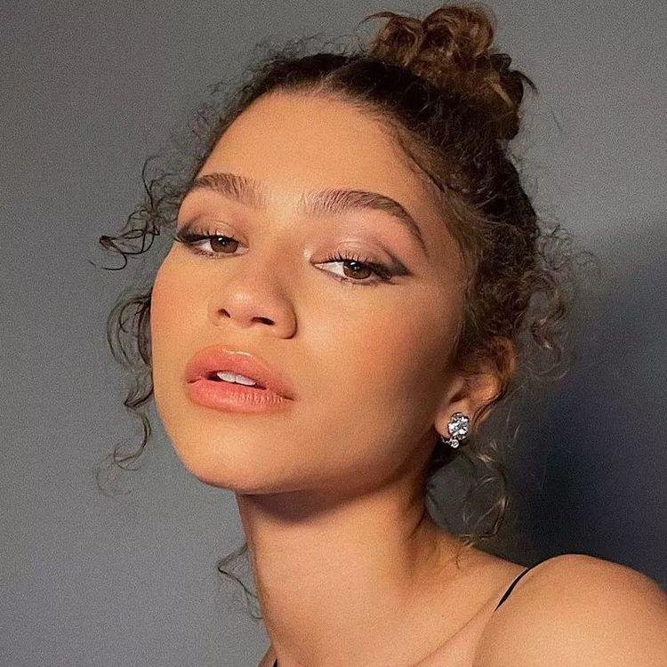 Maquillaje natural con piel luminosa y labios nude glossy