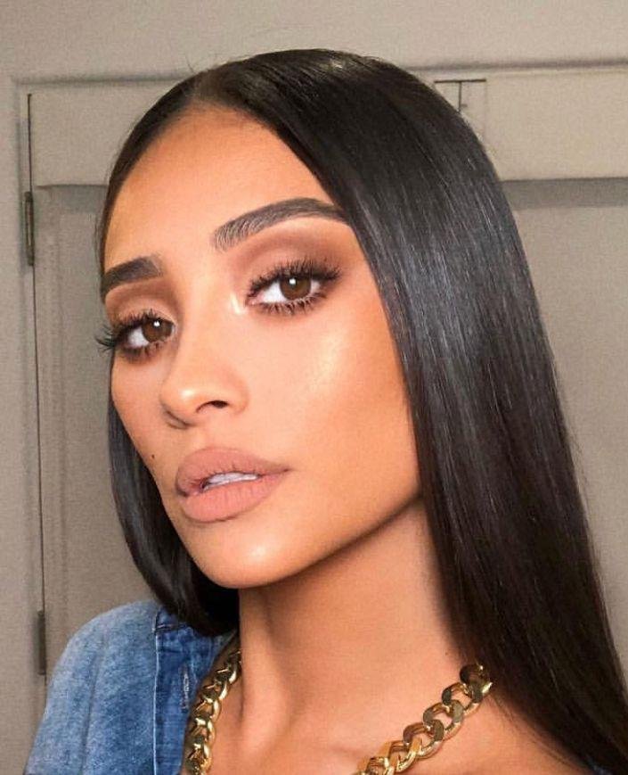 Sombra marrón difuminada con labios nude y pelo liso