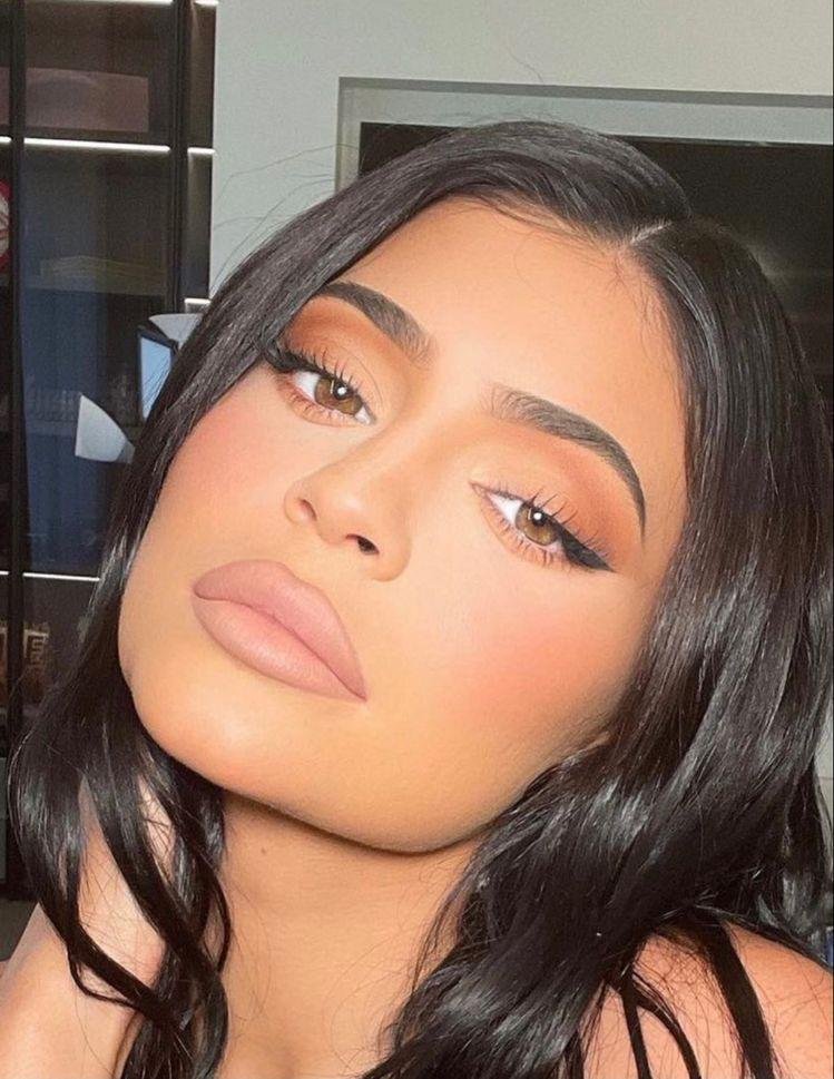 Maquillaje suave en tonos tierra con labios nude