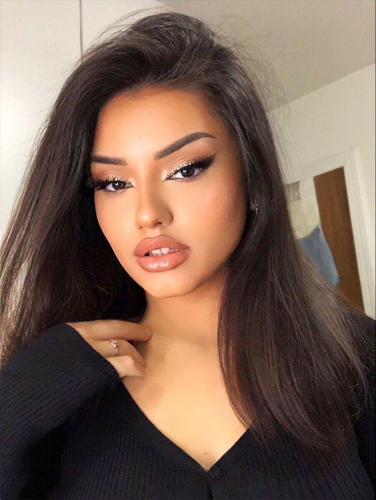 Maquillaje natural con cejas marcadas y labios glossy