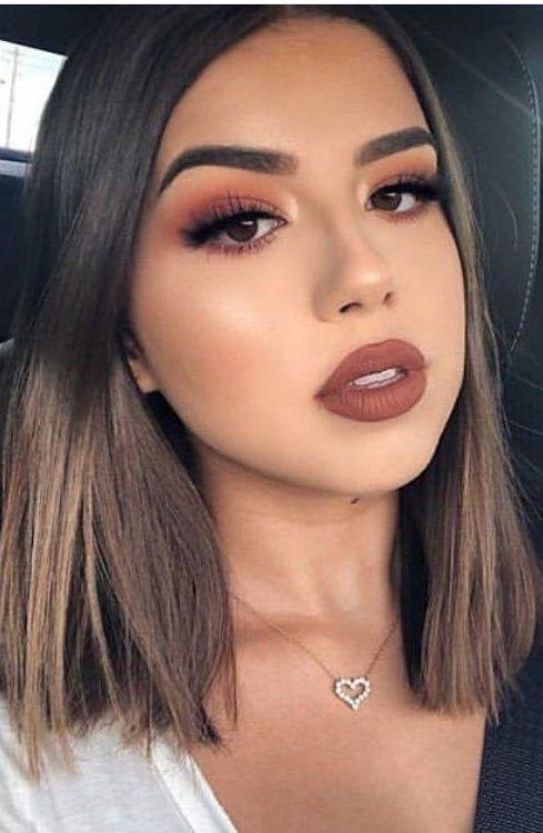 Sombra marrón intensa con labial marrón oscuro y melena bob