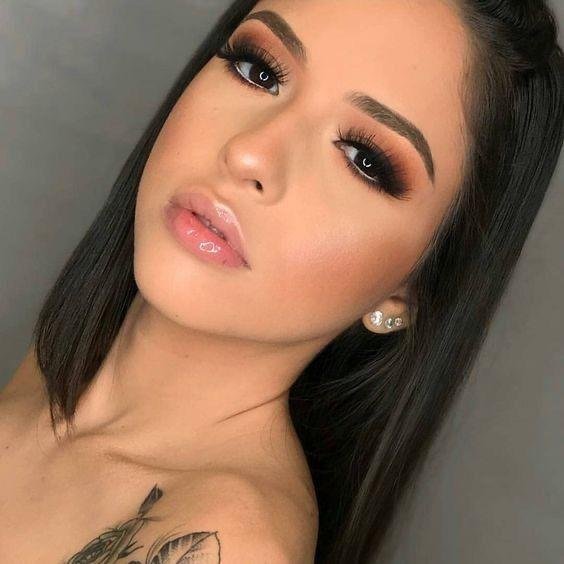 Ojo ahumado oscuro con pestañas largas y labios nude