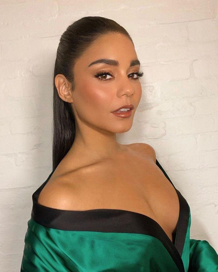 Sombra bronce con labios nude y coleta baja