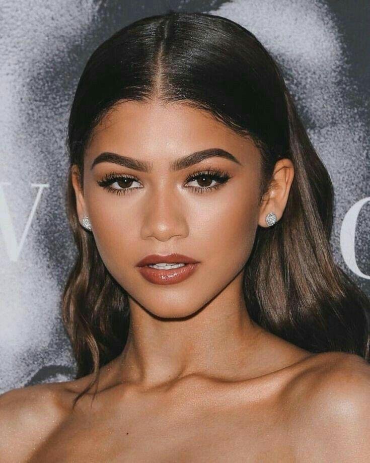 Maquillaje neutro con labios marrón nude