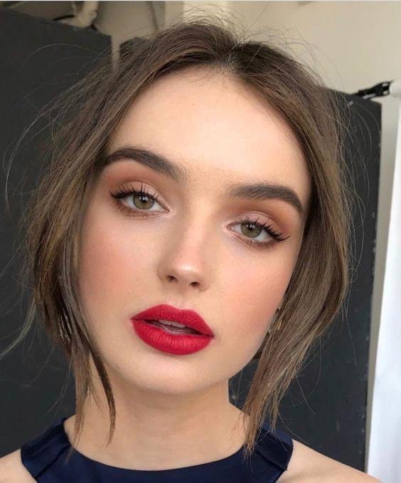 Labial rojo clásico con ojos en tonos neutros