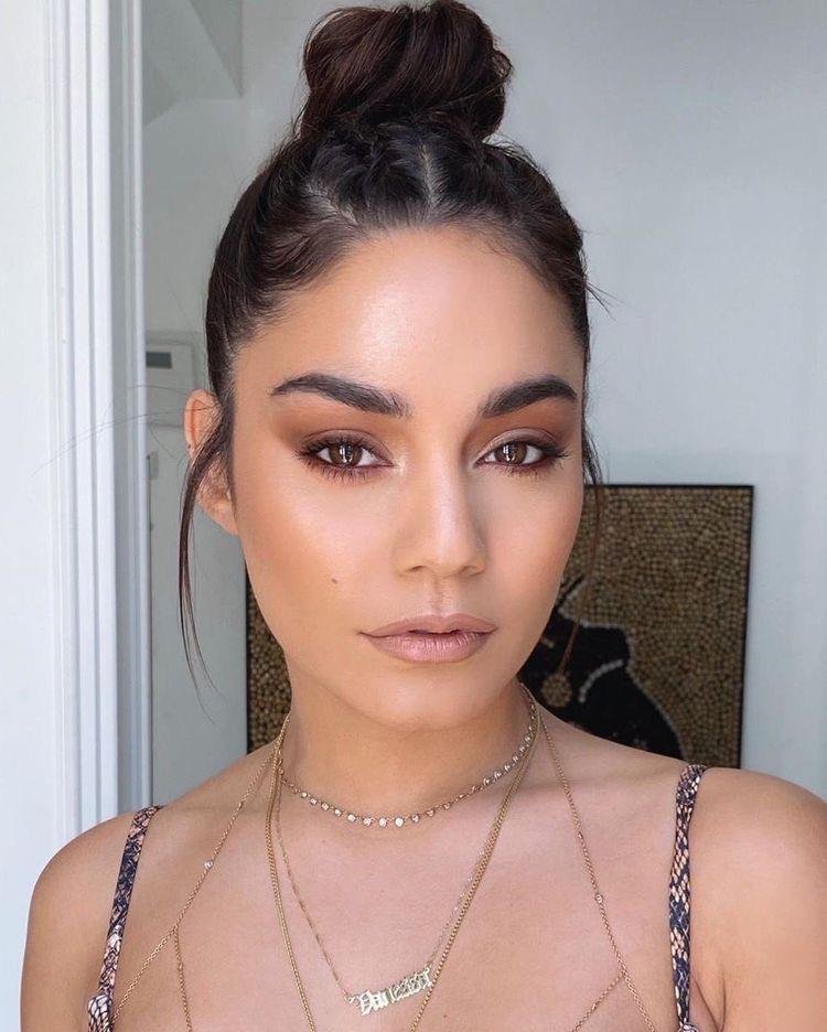 Maquillaje neutro suave con moño alto