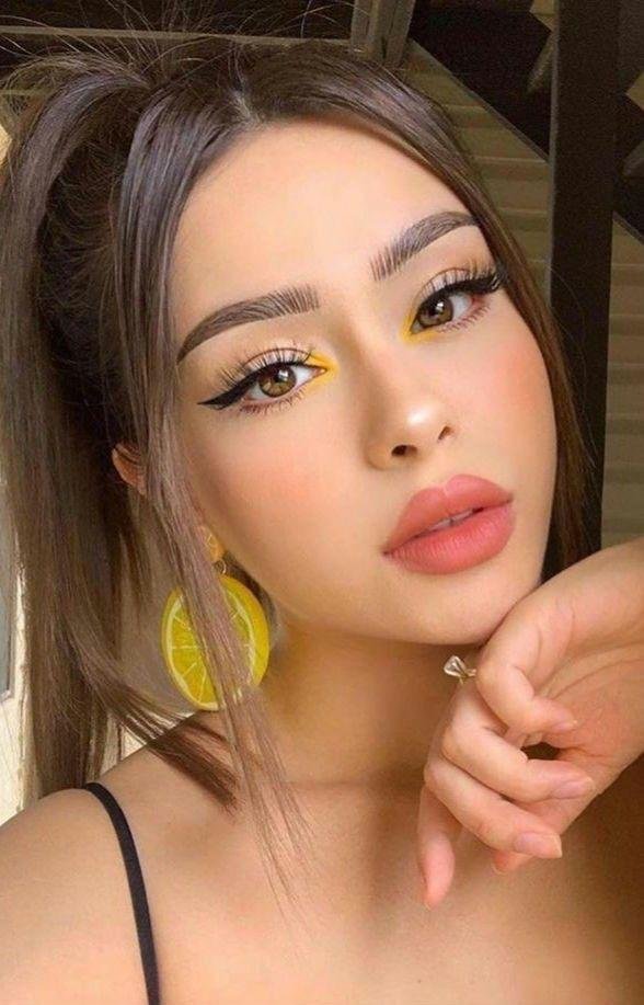 Delineado amarillo en el párpado con labios nude