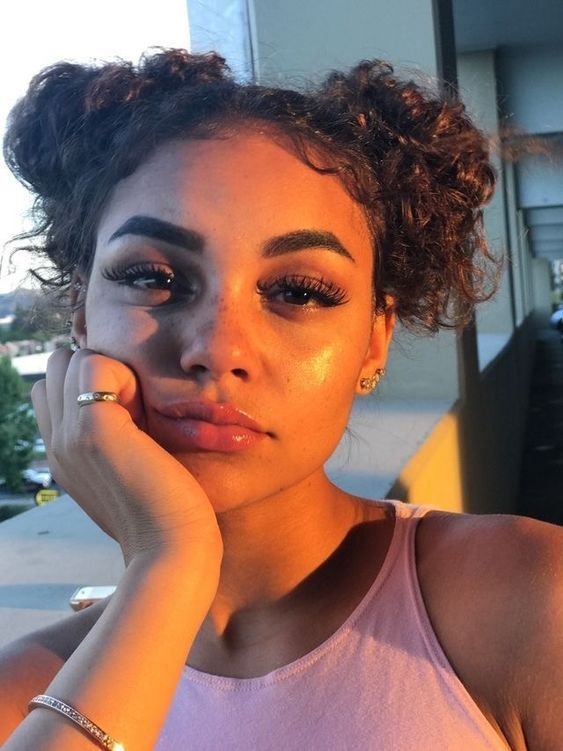 Dos chongos en pelo rizado natural con baby hairs definidos