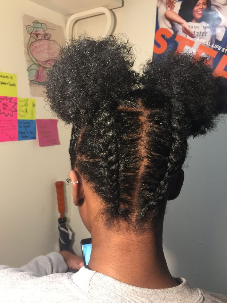 Dos chongos afro vistos desde atrás con trenzas de raíz