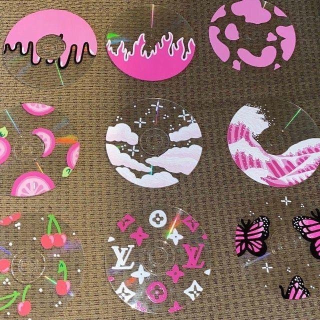 CDs pintados a mano con motivos rosas y mariposas