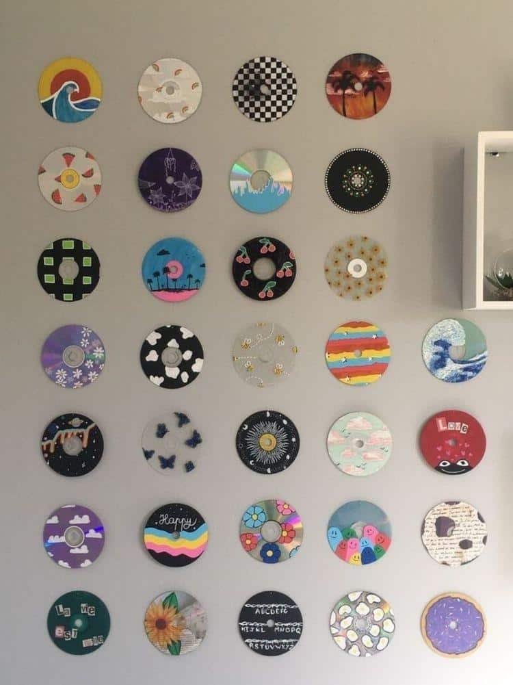 Pared cubierta de CDs pintados a mano de colores