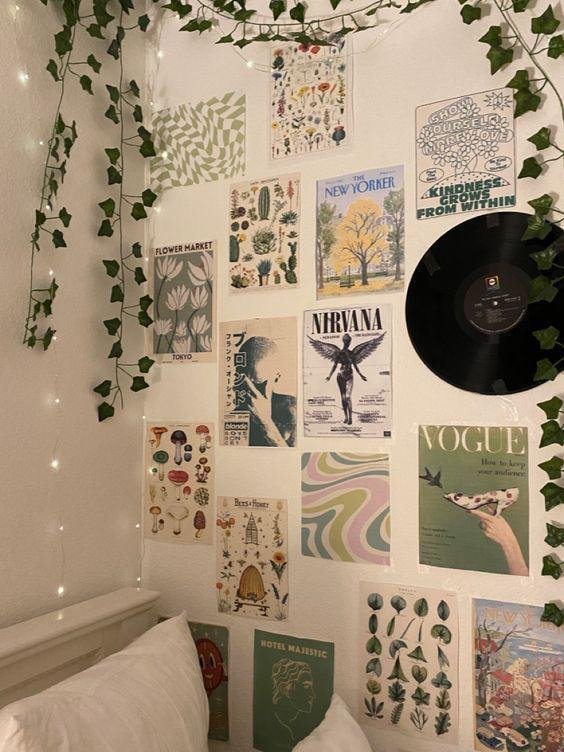 Pared de pósters con hiedra artificial y discos de vinilo