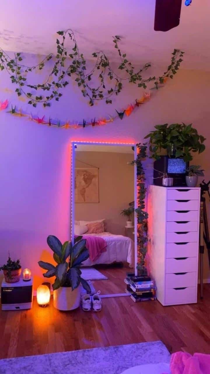 Enredadera artificial en la pared con luces LED de colores