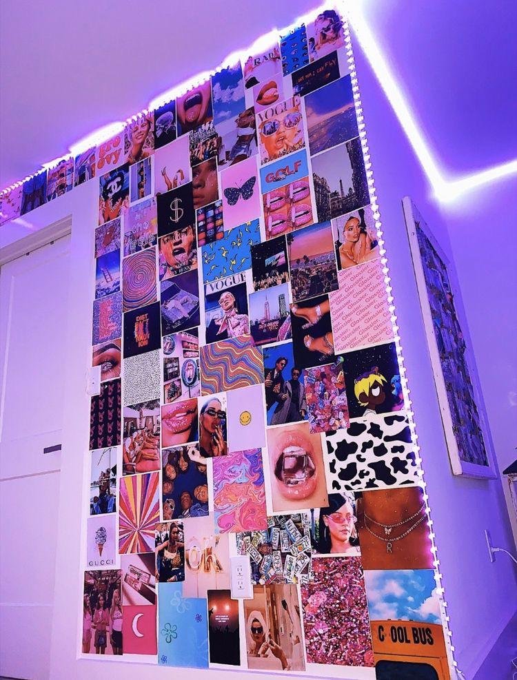 Collage grande de fotos en la pared con tira LED alrededor