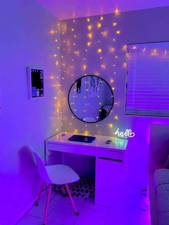 Escritorio con cortina de luces y espejo redondo con luz morada
