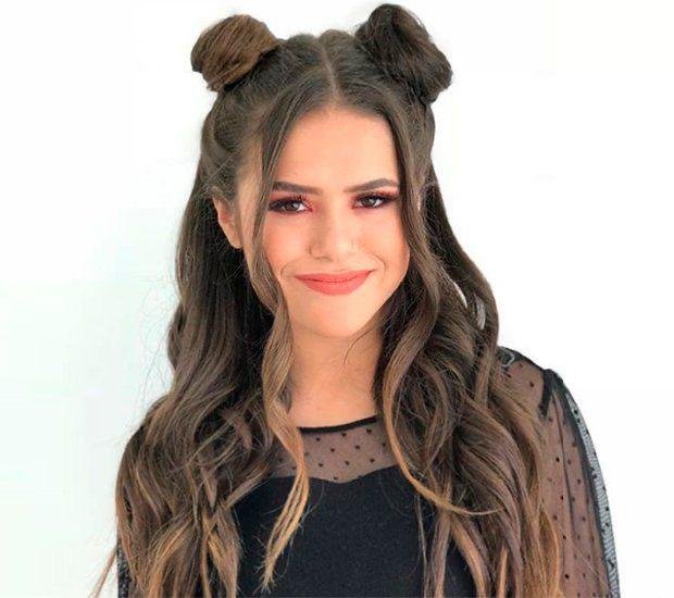 Medio recogido con dos chongos y ondas sueltas