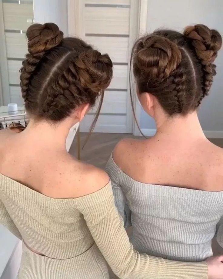 Dos amigas con chongos trenzados vistos desde atrás