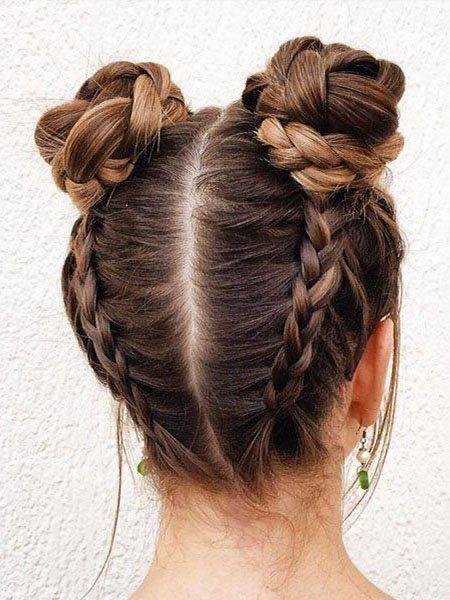 Vista de espalda de dos chongos hechos con trenzas holandesas