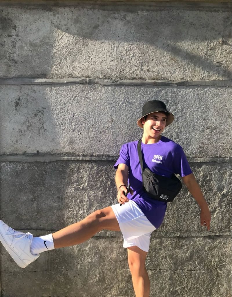 Camiseta morada con short blanco