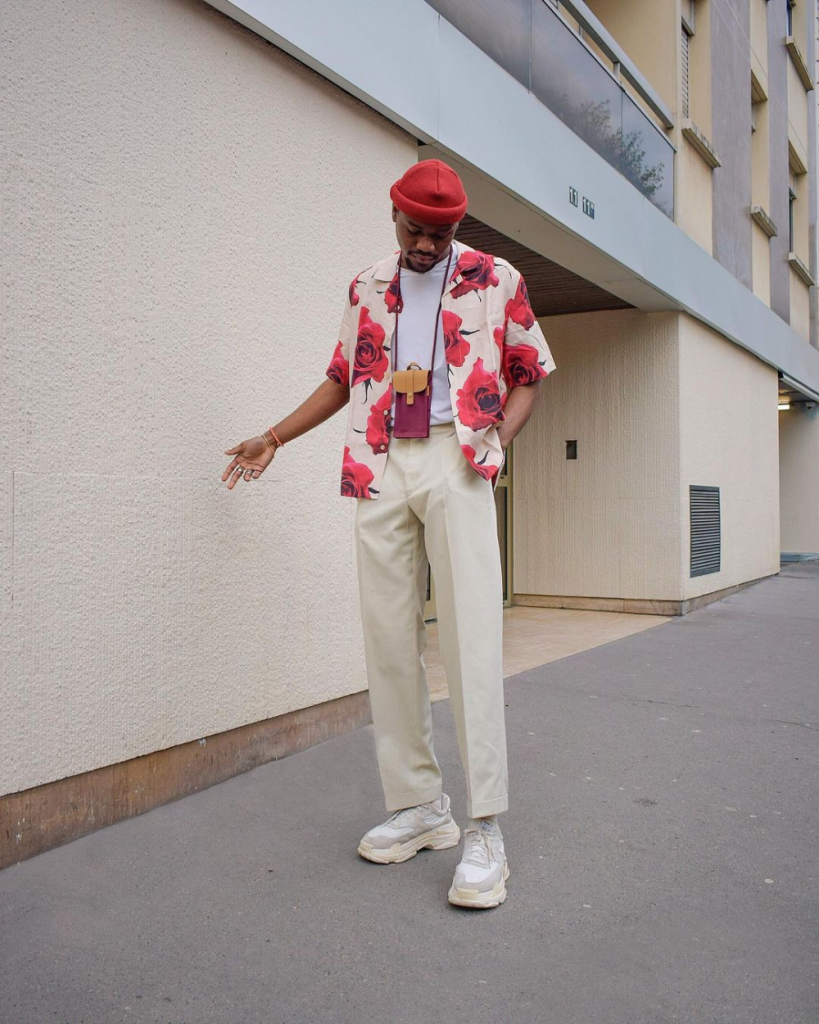 Camisa floral roja con pantalón crema y gorro rojo
