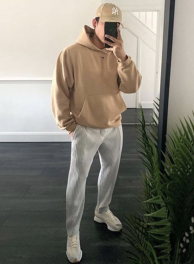Sudadera beige con pantalón crema