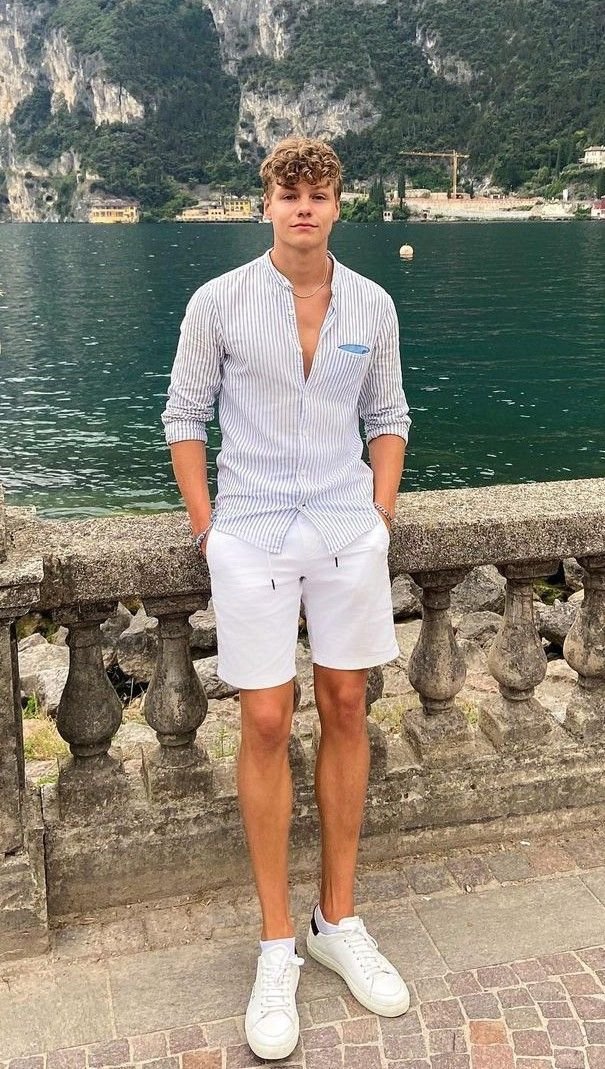 Camisa y short blancos junto a un lago