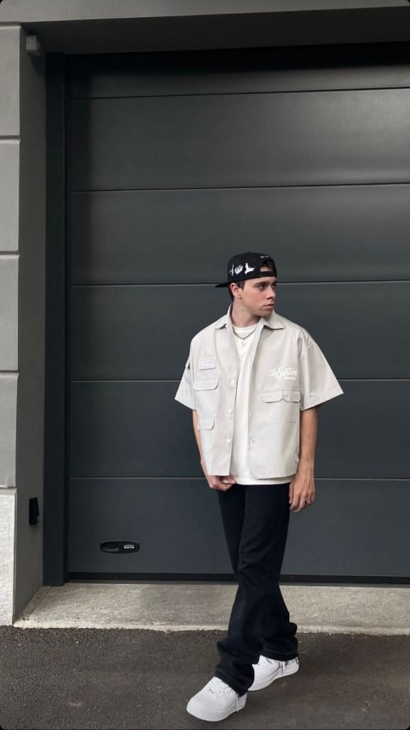 Camisa crema de manga corta con pantalón negro