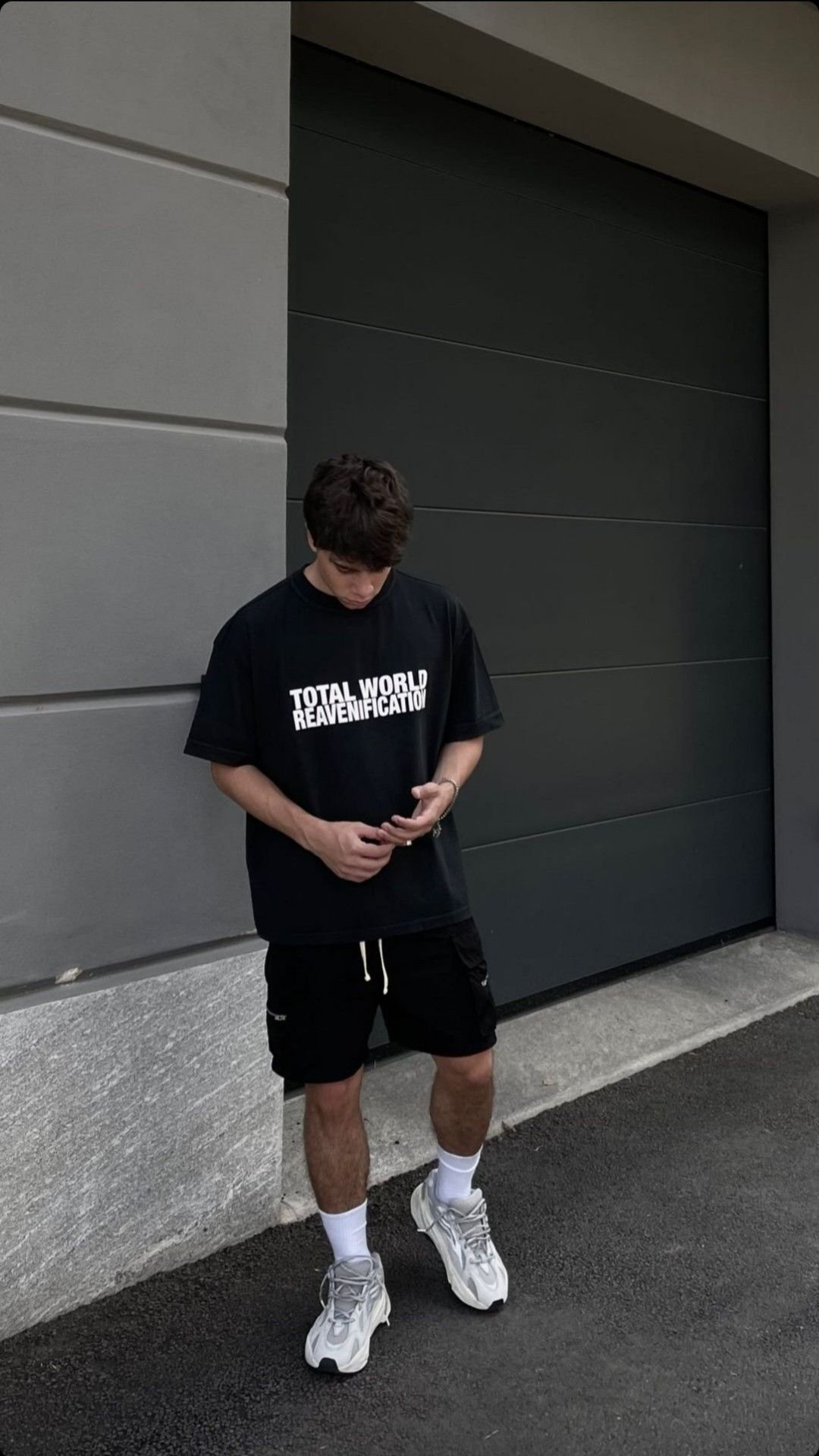 Camiseta y short negros con tenis blancos